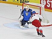 Finský branká Juho Olkinuora elí pokusu Lukáe Kloka.