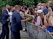 VIDEO: Macron dostal při setkání s veřejností facku. Útočník vyučuje šermířské souboje