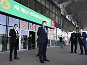 Premiér Andrej Babi ped Národním okovacím centrem v praském O2 universu.