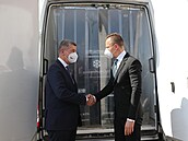 Premiér Andrej Babi (ANO) pevzal od maarského ministra zahranií Pétera...