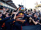 Mexický jezdec Sergio Pérez slaví s kolegy ze stáje Red Bull po svém vítzství...