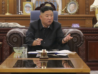 Severokorejsk vdce Kim ong-un podle fotografi, kter v sobotu zveejnila...