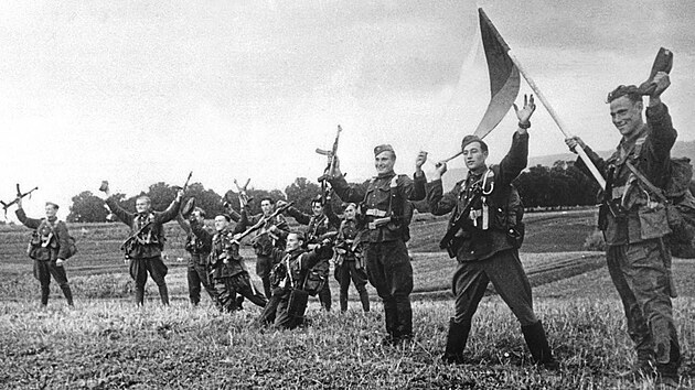 Po tkých bojích. eskosloventí vojáci po návratu z Dukly v roce 1944. Ivan...