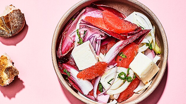 Rychlý a dietní obd? Zkuste salát s ekankou, grepem a balkánským sýrem