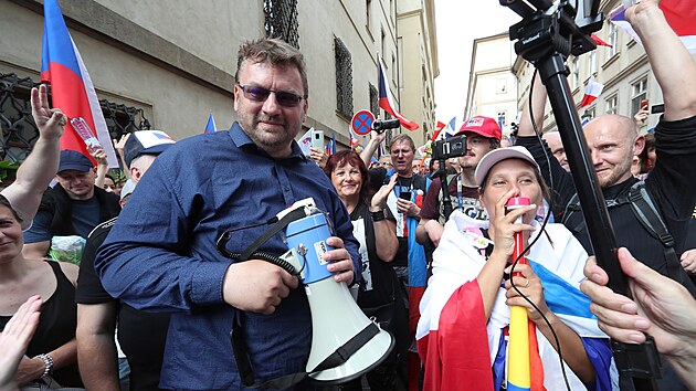 Demonstrace se úastní i poslanec Lubomír Volný.