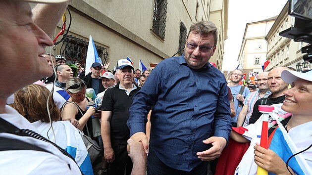 Demonstrace se účastní i poslanec Lubomír Volný.