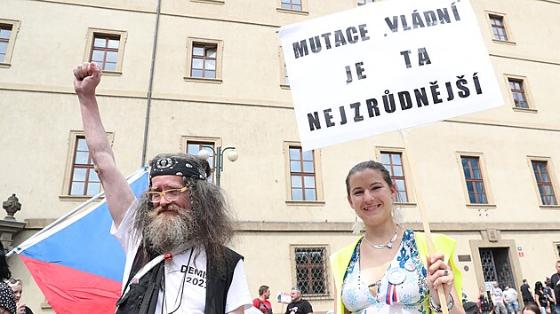 Středeční protest proti koronavirovým opatřením a covidovým certifikátům na pražském Malostranském náměstí.