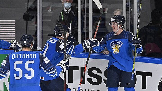 Jere Innala z Finska (vpravo) se raduje se spoluhrái z gólu.