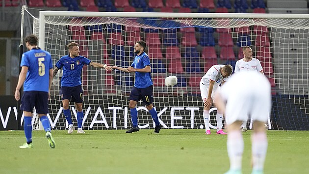 Italský fotbalista Domenico Berardi se raduje poté, co poslal svj tým do...