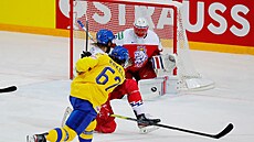 �védský úto�ník Rickard Rakell se trefuje do �eské branky.