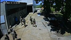 Záběry z bezpečnostní kamery ukazují vojáky, jak během cvičení pronikají do... | na serveru Lidovky.cz | aktuální zprávy