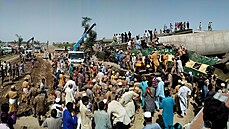 Při srážce vlaků v Pákistánu zahynuly nejméně tři desítky lidí, záchranáři čekají na vyprošťovací stroje
