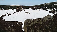 Na sněhovém poli Mapa republiky v Krkonoších je stále sedm metrů sněhu. Odtát má v červenci