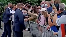 VIDEO: Macron dostal pi setkn s veejnost facku. tonk vyuuje ermsk souboje