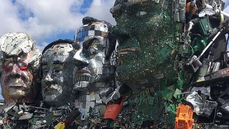 Mount Recyclemore s hlavami britského premiéra Borise Johnsona, japonského...