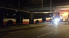 Autobus v Brně naboural do lampy veřejného osvětlení, jedenáct lidí se zranilo