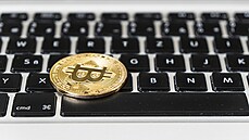 Bitcoin se dl zotavuje po propadu, jeho cena pechodn vystoupala nad 34 000 dolar