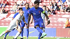 Marcus Rashford st�ílí gól z penalty v utkání s Rumunskem.