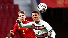 Cristiano Ronaldo hlavičkuje míč v přípravném utkání se Španělskem.