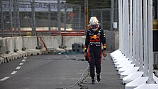 Nizozemský řidič formule 1 ze stáje Red Bull Max Verstappen kráčí pěšky poté,...