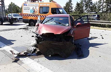 Při nehodě na horkem popraskané dálnici vznikla škoda za 1,2 milionu korun. Úsek je nadále zavřený