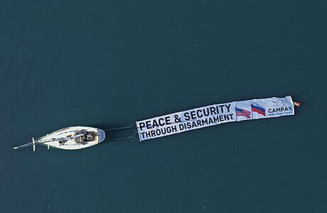 Protesty v Ženevě: k vidění jsou transparenty o odzbrojování a vyšetření otravy Navalného