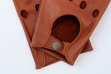 Rukavice mus sednout, a zrove mus ctit tah pes klouby, kde dojde k onomu...