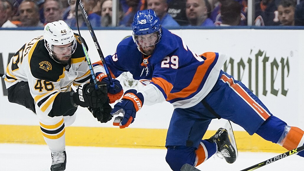 Islanders vs. Boston, 6: zápas: David Krejci (46) bojuje o koutouč s Brockem...