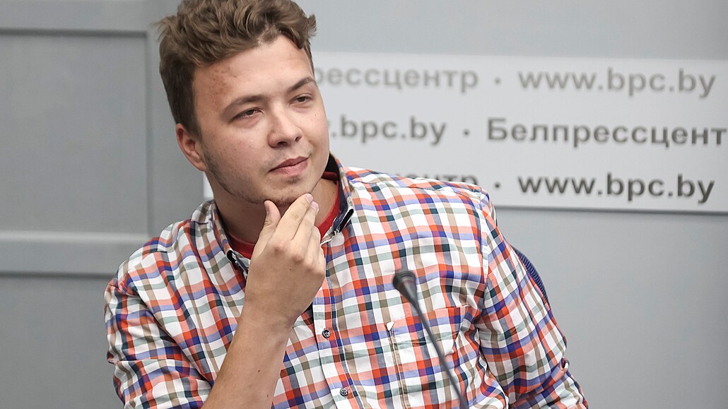 Zadržovaný běloruský opoziční novinář Raman Pratasevič v pondělí řekl, že se mu...
