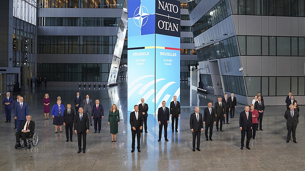 Lídi zemí pózují s dvoumetrovými odstupy na summitu NATO v Bruselu.