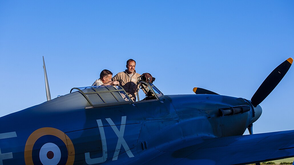 Přílet legendární historické stíhačky Hawker Hurricane na letiště Točná. Pilot...