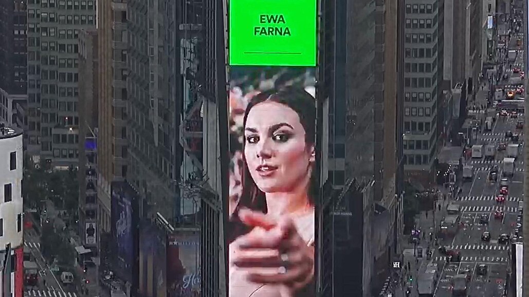 Billboard s Ewou Farnou na newyorském Times Square.