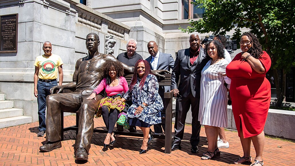 Před radnicí amerického města Newark byla slavnostně odhalena socha...
