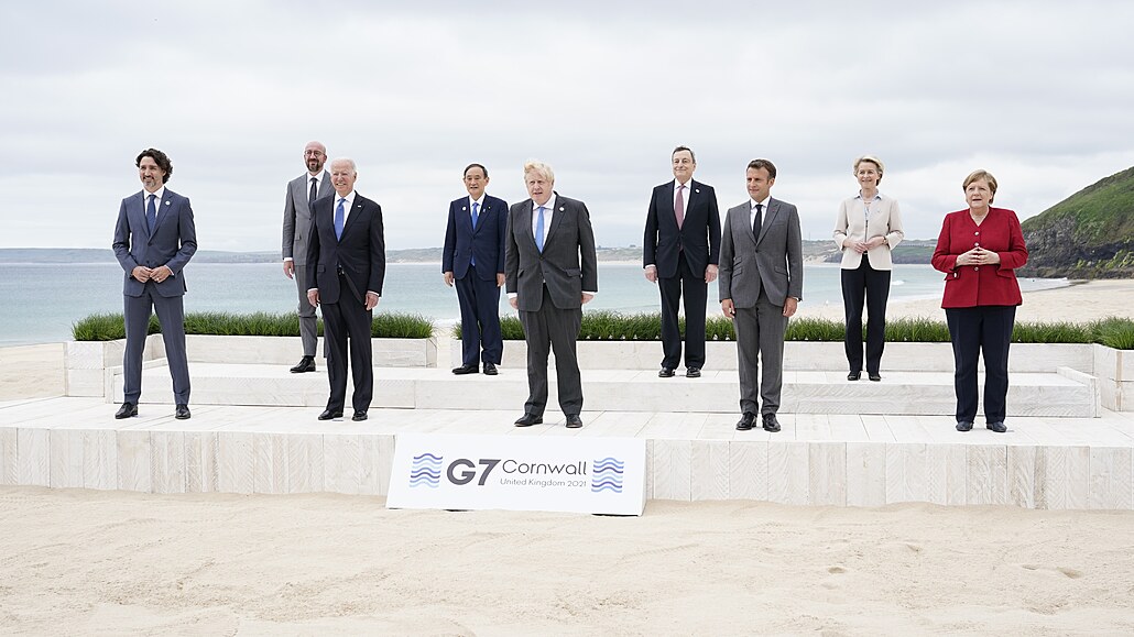 Lídři zemí G7 pózují na společnou fotografii prvního dne summitu.