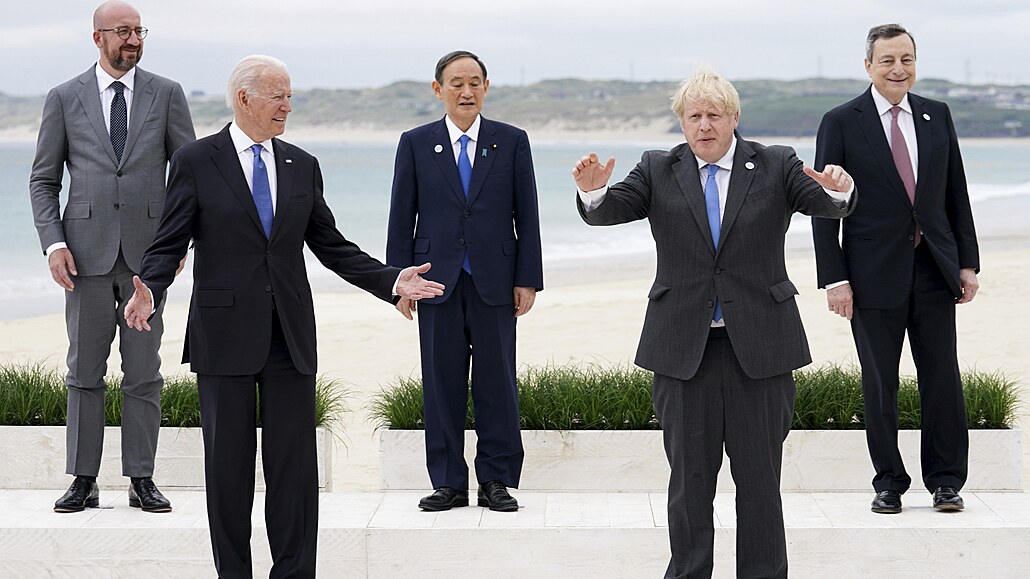Lídi zemí G7 pózují na spolenou fotografii. Na snímku (vpedu zleva) americký...