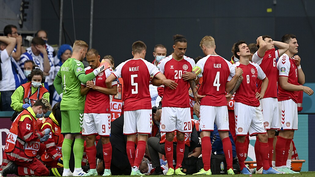 Zápas fotbalového mistrovství Evropy Dánsko - Finsko byl přerušen kvůli kolapsu...