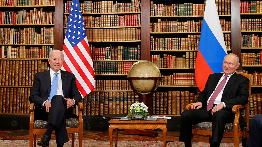 Americký prezident Joe Biden a jeho ruský protějšek Vladimir Putin během...