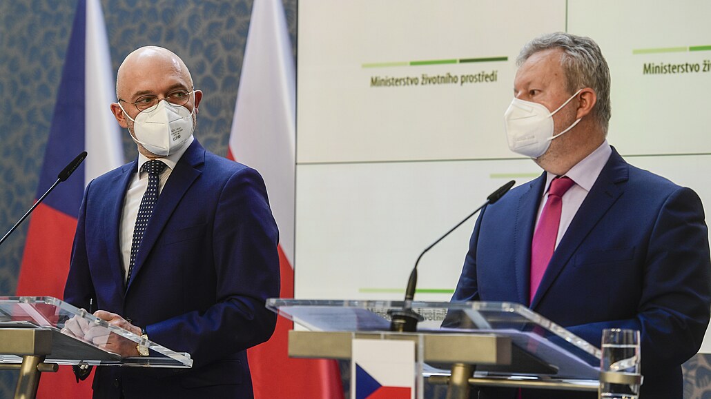 Ministr životního prostředí Richard Brabec (vpravo) a polský ministr pro klima...