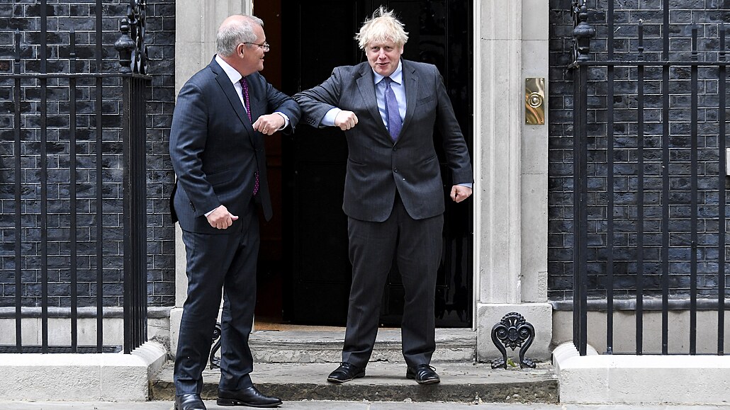 Britský premiér Boris Johnson (vpravo) se svým australským protějškem Scottem...