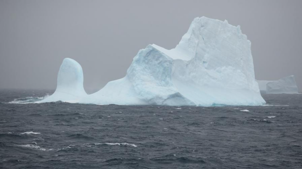Jeden z ledovců v Jižním oceánu u Antarktidy.