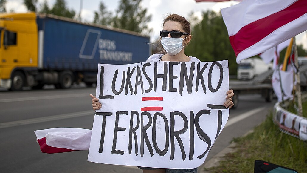Demonstrantka s transparentem proti Lukašenkovi
