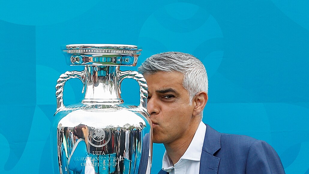 Starosta Londýna Sadiq Khan líbá trofej pro vítěze fotbalového Eura.