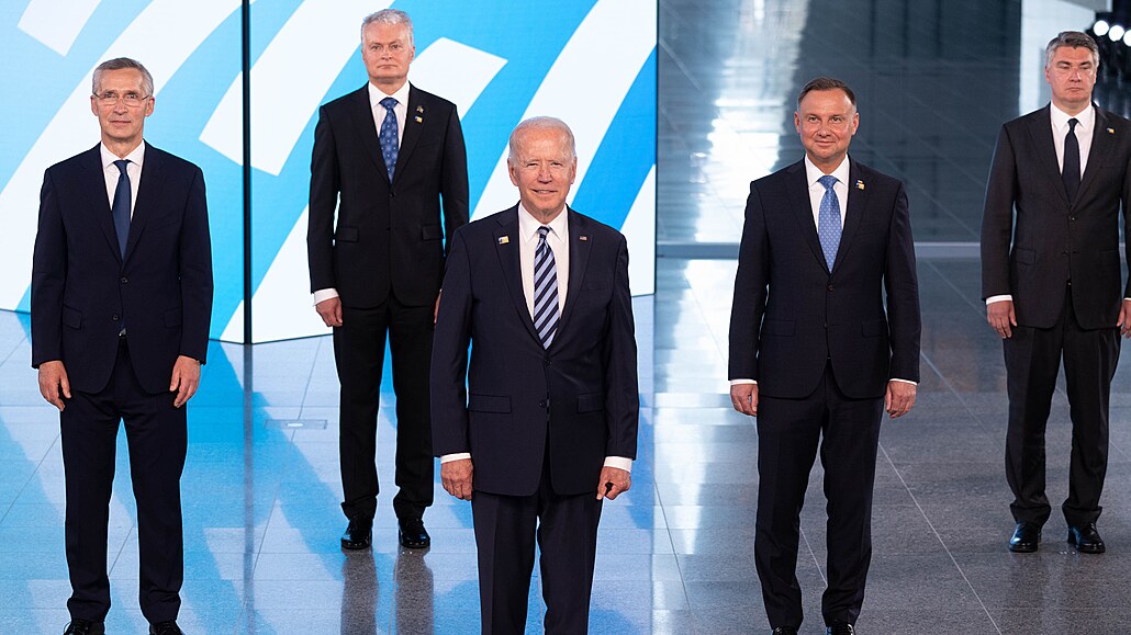 Náelník NATO Jens Stoltenberg (vlevo), americký prezident Joe Biden...