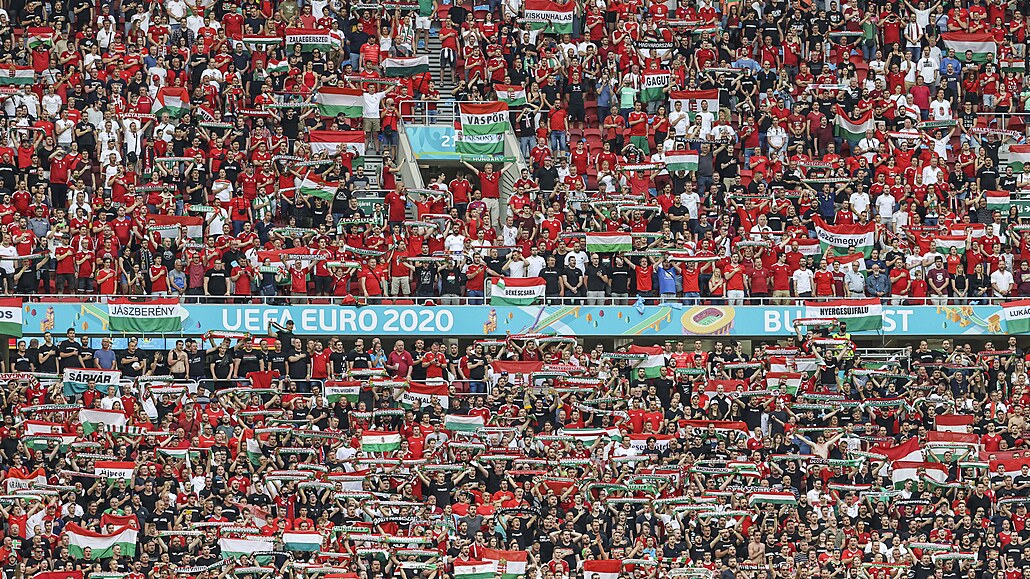 Vyprodaný stadion v Budapešti.