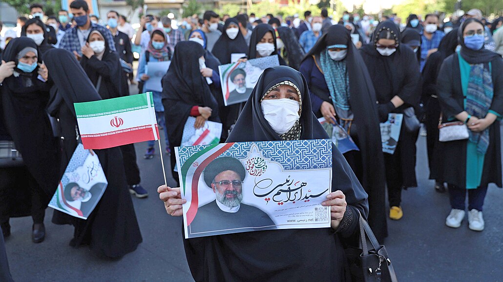 Tváře volební kampaně. Stoupenci favorita íránských prezidentských voleb...