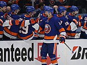 Islanders vs. Boston, 6: zápas: Travis Zajac (14) slaví domácí gól.