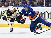 Islanders vs. Boston, 6: zápas: David Krejci (46) bojuje o koutou s Brockem...