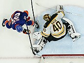 Islanders vs. Boston, 6: zápas: Kyle Palmieri (21) pekonává Tuukku Raska (40).