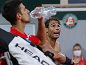 Semifinále French Open Djokovi - Nadal: panlský hrá komunikuje bhem...
