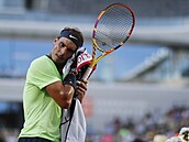 Semifinále French Open Djokovi - Nadal: panlský tenista bhem zápasu.